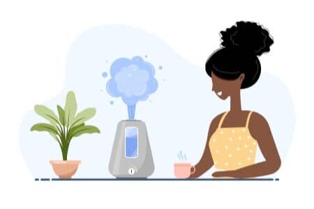Concept sur l'air pur chez soi : femme profitant de son café à côté d'un humidificateur d'air et d'une plante