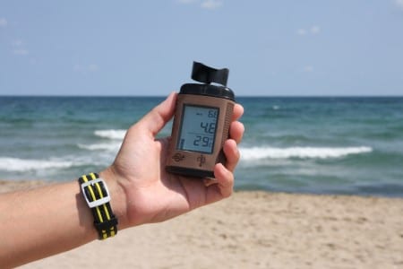 Anémomètre utilisé à la plage pour mesurer la vitesse du vent