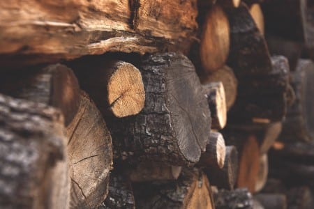 Pile de bois de chauffage brun