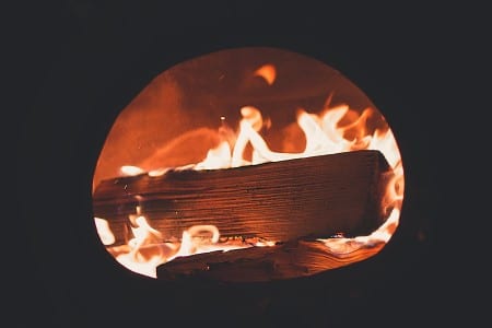 Combustion du bois dans le foyer d'une cheminée