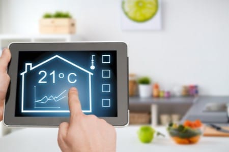 Tablette tactile affichant la température de la maison
