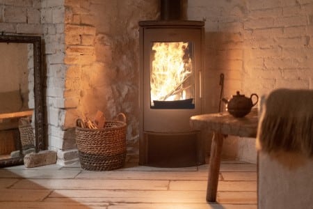Foyer au poêle à bois dans une maison confortable