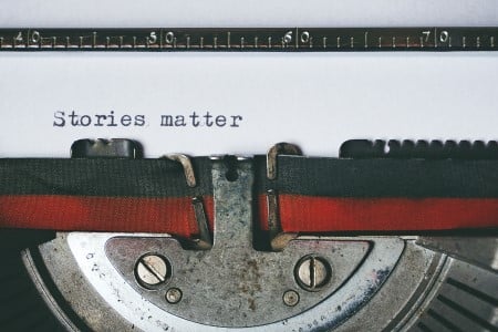 Les histoires comptent inscrit sur du papier par une machine à écrire