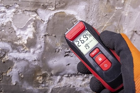 Humidimètre à pointes mesurant le taux d'humidité contenue dans un mur