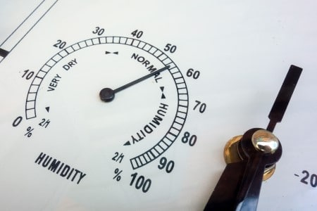 Aiguille d'un hygromètre pointant le taux d'humidité relative