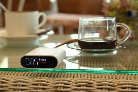Moniteur de la qualité de l'air mesurant les particules PM2,5 dans un café