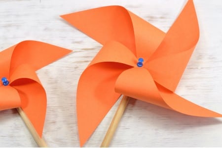 Moulin à vent en papier de couleur orange