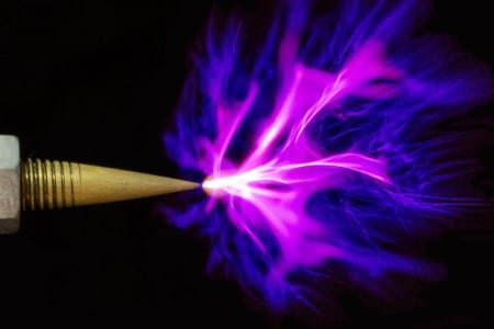Plasma froid généré par une bobine Tesla (© École polytechnique - J.Barande)