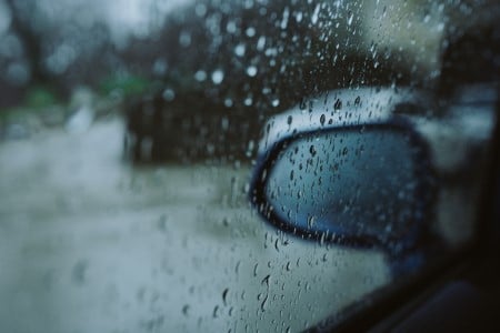 De fines de gouttes de pluie recouvre la vitre conducteur d'une voiture