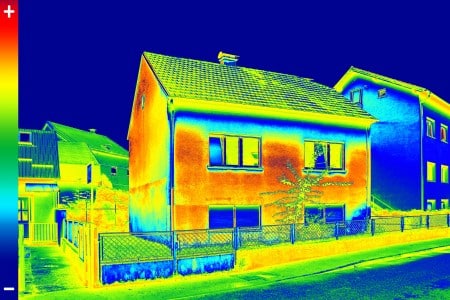Thermographie d'une maison mettant en avant les ponts thermique