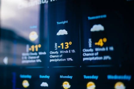 Prévisions d'une station météorologique affiché sur l'écran d'une tablette