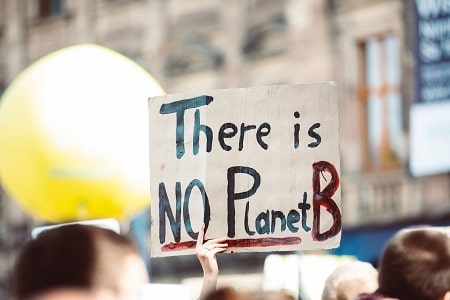 Pancarte avec le slogan il n'y a pas de planète B lors d'une manifestation contre le réchauffement climatique