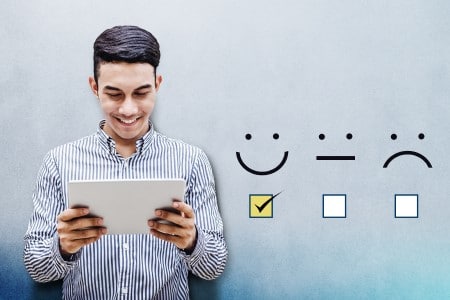 Homme avec le sourire remplissant un questionnaire de satisfaction client
