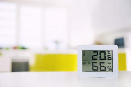 Thermomètre hygromètre relevant un fort d'humidité élevé dans la cuisine